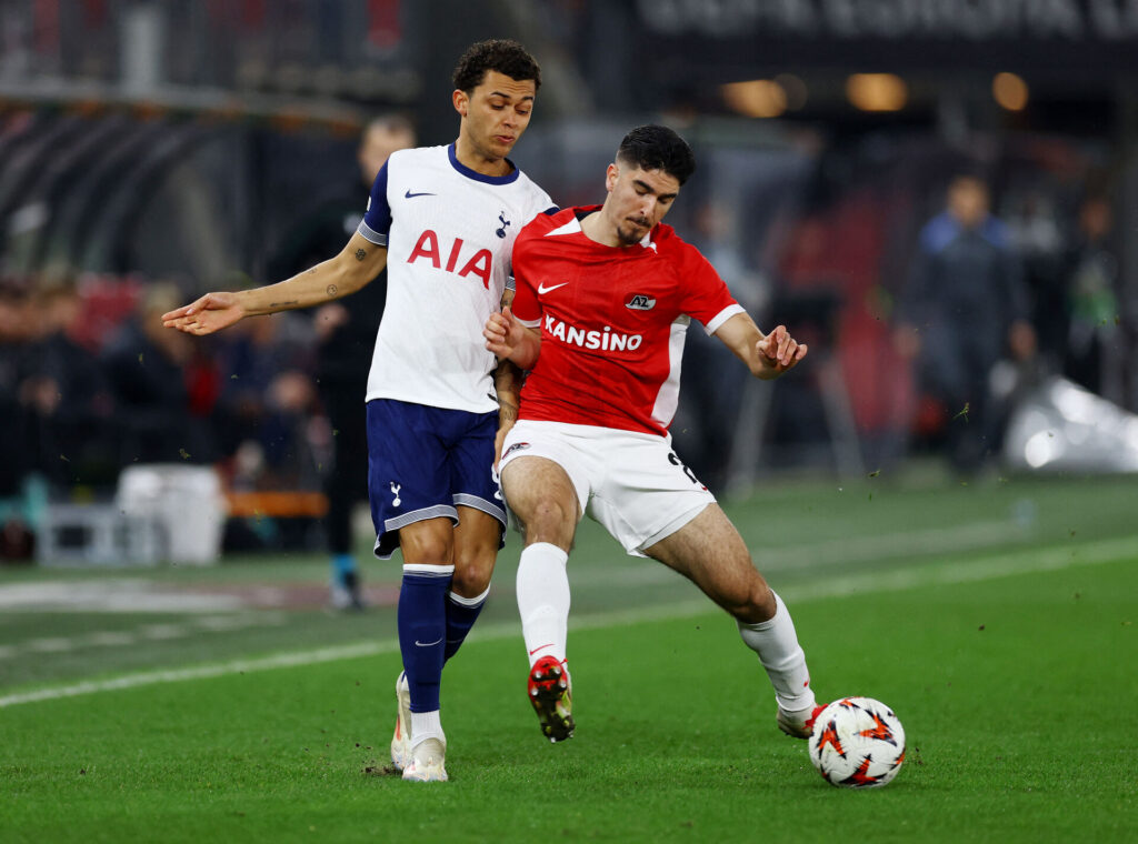 Mayckel LAhdo i duel med Brennan Johnson.