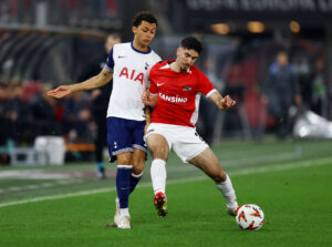 Mayckel LAhdo i duel med Brennan Johnson.