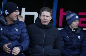 Oliver Glasner sidder på bænken.