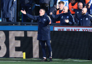 John Rooney med armen i vejret