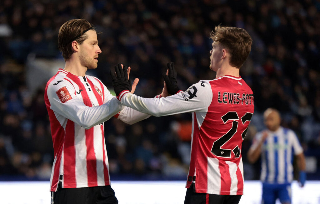 Matias Jensen giver highfive.