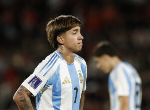 Carrizo med hænderne i siden