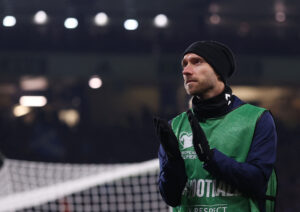 Christian Eriksen klapper i sine hænder.