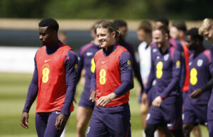 Conor Gallagher og Marc Guehi varmer op sammen