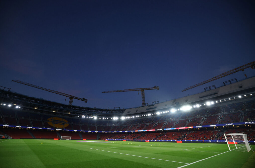 Camp Nou i mørke inden kampstart.