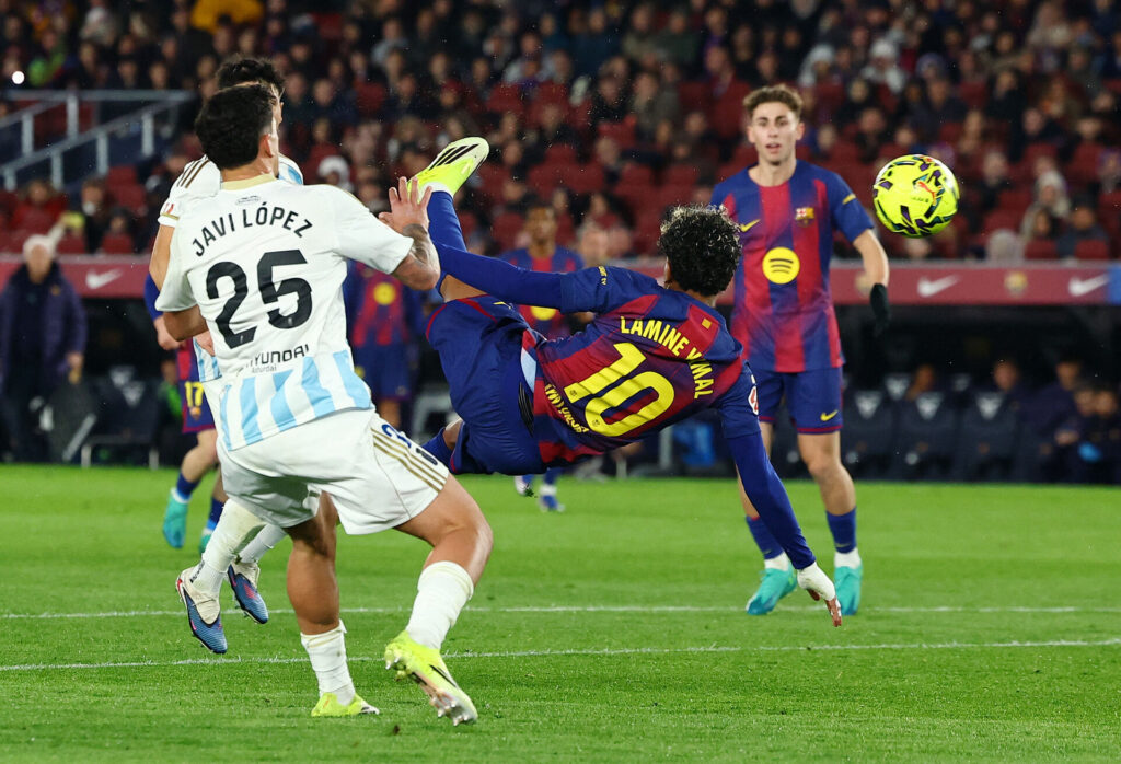 Lamine Yamal hængende i luften under sit saksespark mod Real Oviedo.