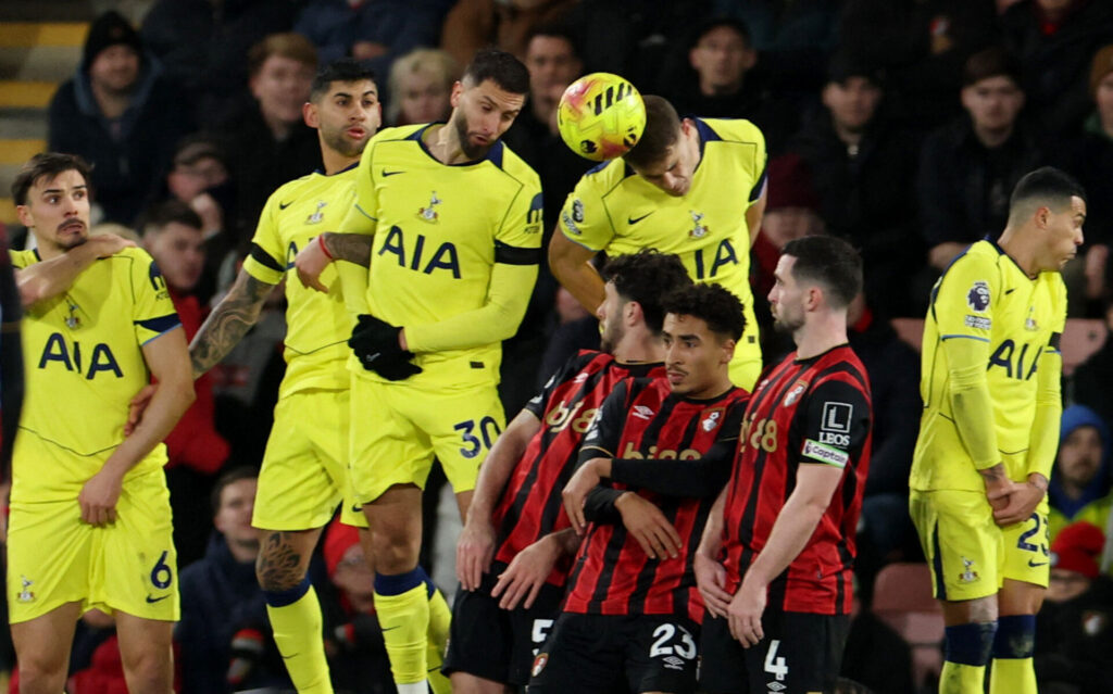 Tottenham-spillerne har opstillet en mur i en frisparkssituation