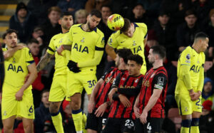 Tottenham-spillerne har opstillet en mur i en frisparkssituation