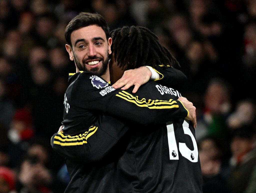 Bruno Fernandes omfavner Patrick Dorgu.