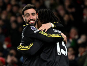 Bruno Fernandes omfavner Patrick Dorgu.