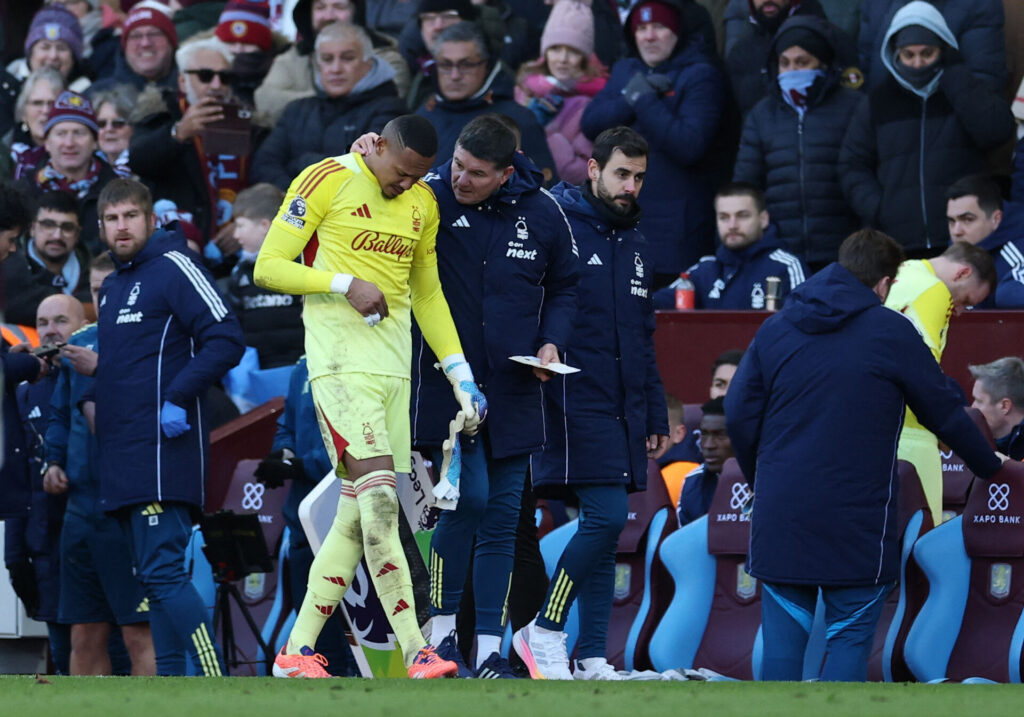 John Victor på vej fra banen med en skade under en kamp mod Aston Villa.