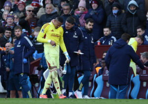 John Victor på vej fra banen med en skade under en kamp mod Aston Villa.