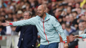 Claus Nørgaard dirigerer Brentford-spillerne.