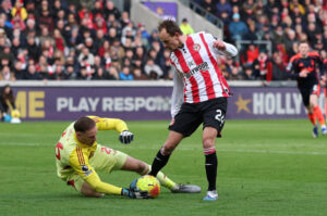 Mikkel Damsgaard i duel med Nottingham Forrest-målmanden Sels.