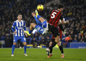 Charalampos Kostoulas hænger i luften i et saksespark foran Marcos Senesi.