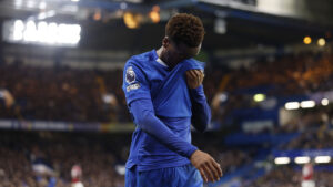 Chelseas Jamie Gittens forlader banen med skade