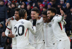 Alle Chelsea-spillerne fejrer Enzo Fernandez' scoring til 0-3.