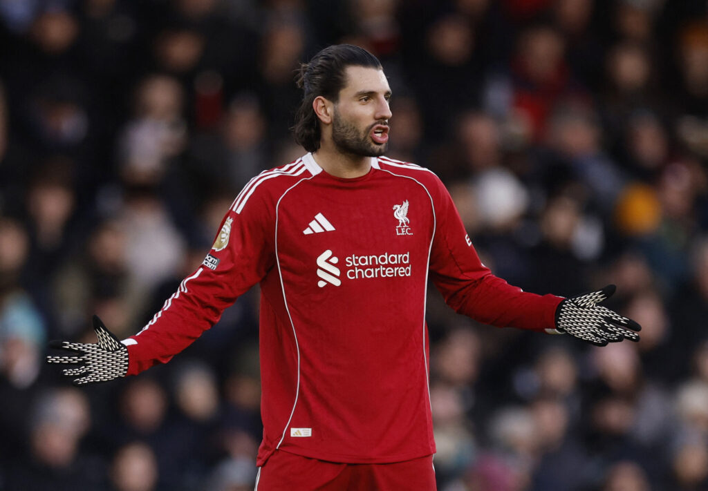 Dominik Szoboszlai slår ud med armene.