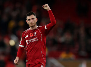 Andy Robertson med en knyttet næve i vejret