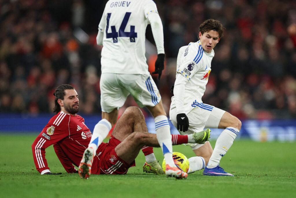 Dominik Szoboszlai sidder på græsset.