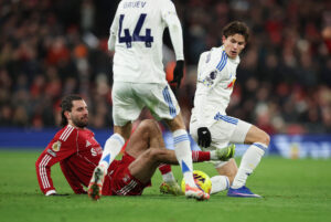 Dominik Szoboszlai sidder på græsset.