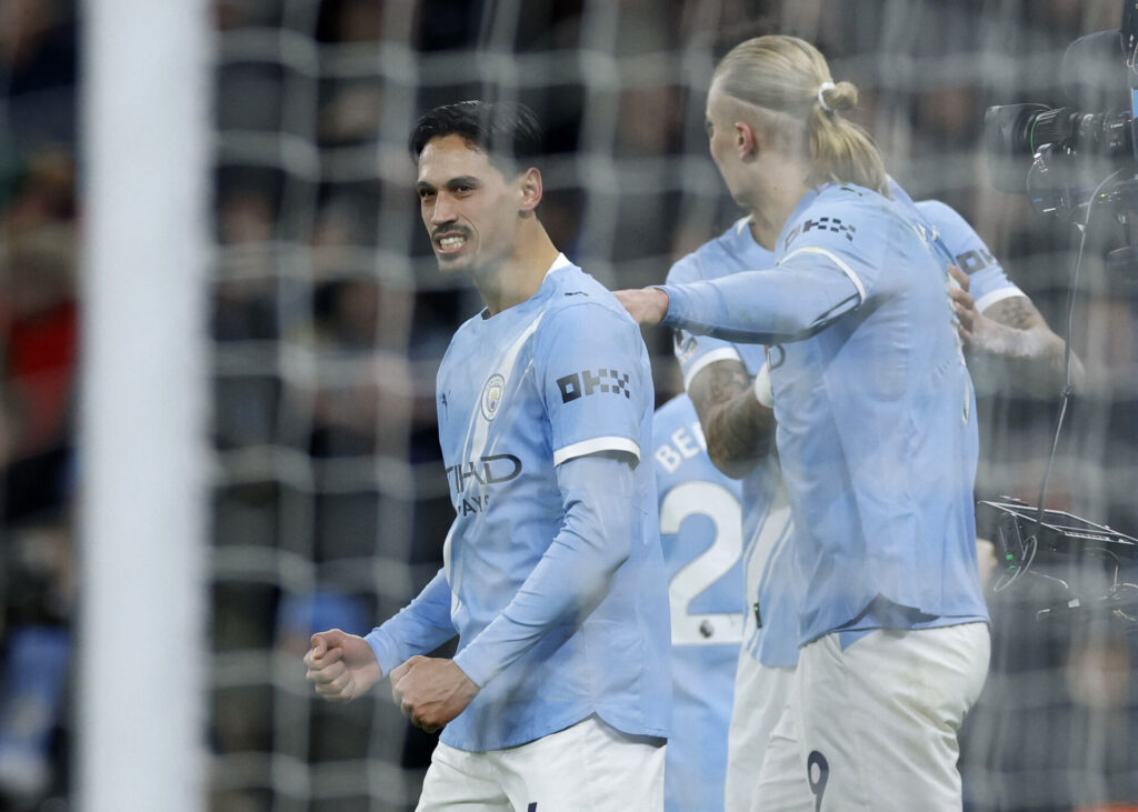 Tijjani Reijnders fejrer et mål for Manchester City.