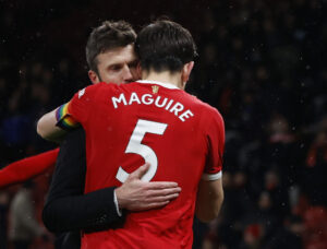 Harry Maguire krammer Michael Carrick.