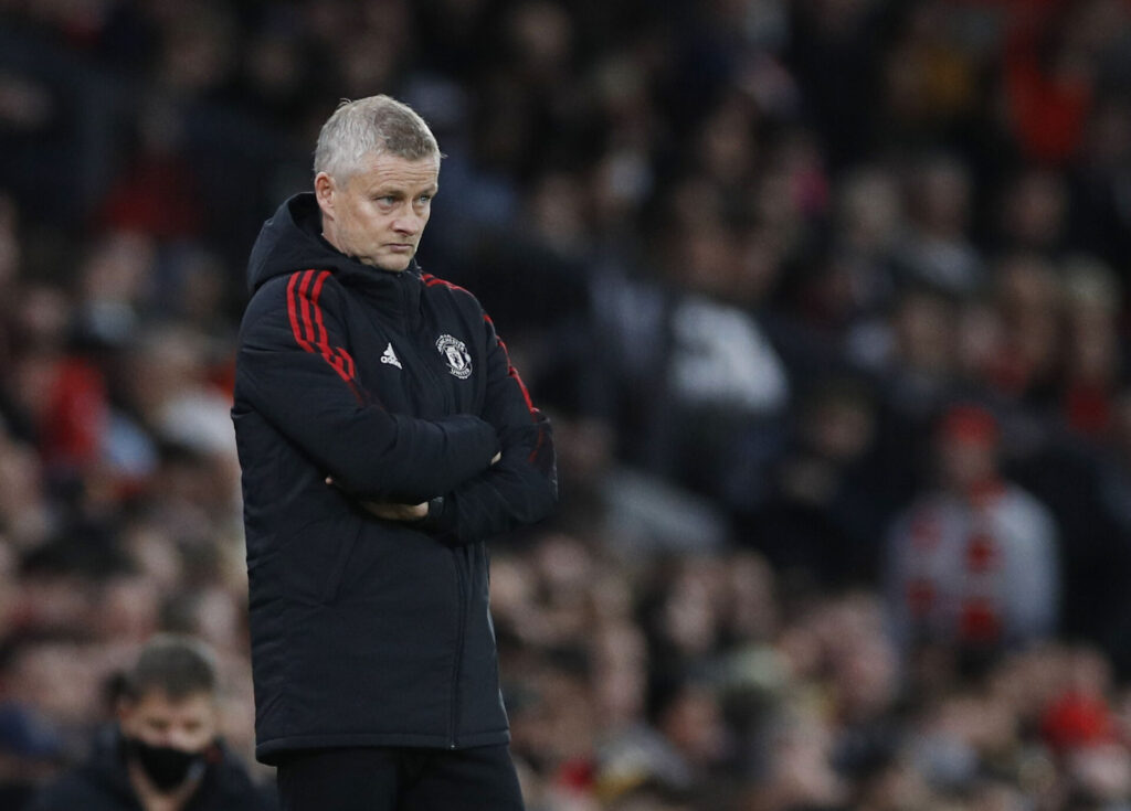 Ole Gunnar Solskjær med korslagte arme under en af Manchester Uniteds kampe.