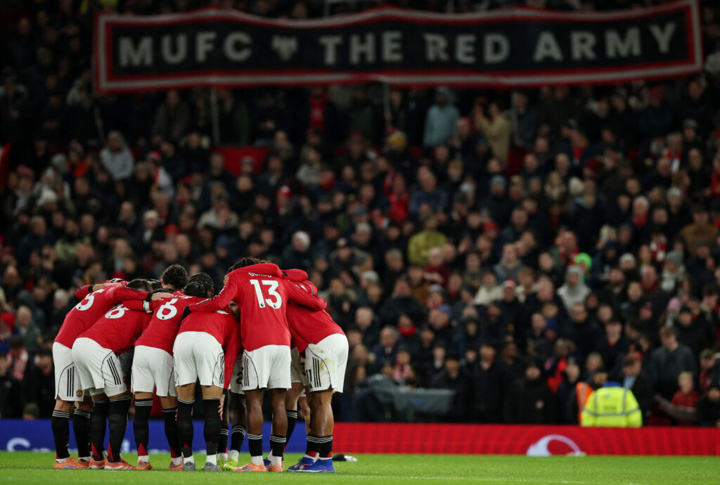 Manchester United-spillerne står i rundkreds.
