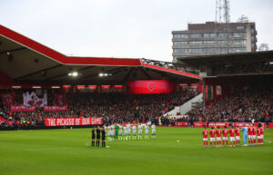 City Ground med spillere fra Nottingham Forest og Manchester City.