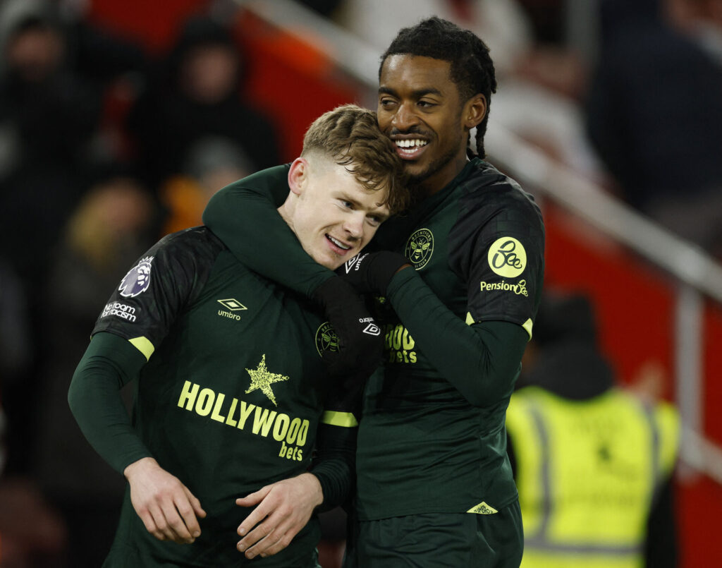 Paris Maghoma og Kean Lewis-Potter i aktion for Brentford.