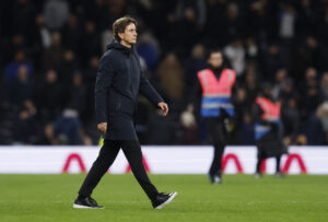 Thomas Frank på vej fra banen efter nederlaget mod West Ham.