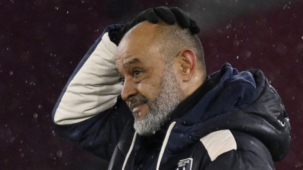 Nuno Espirito Santo tager sig til hovedet