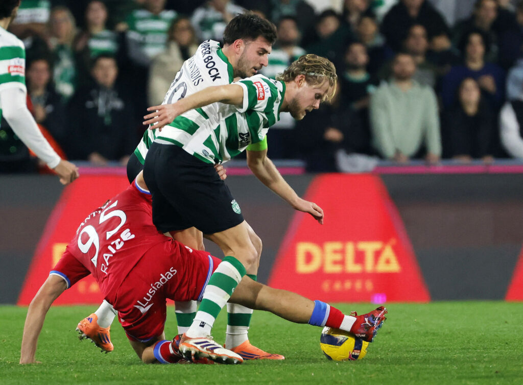 Morten Hjulmand i duel om bolden.