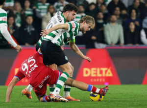 Morten Hjulmand i duel om bolden.