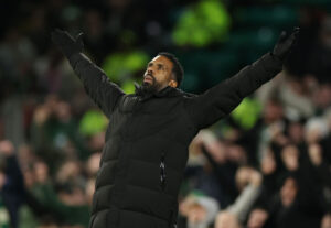 Wilfried Nancy har armene ud til siden.