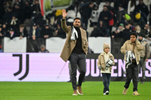 Danilo og hans familie under lørdagens hyldest på Allianz Stadium.