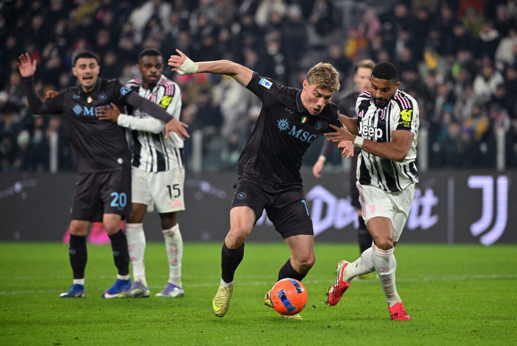 Rasmus Højlund i duel mod Juventus-spilleren Bremer.