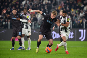 Rasmus Højlund i duel mod Juventus-spilleren Bremer.