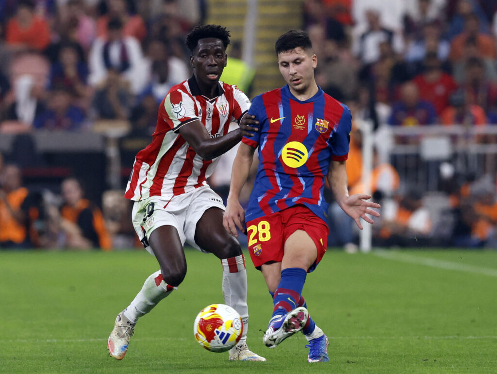 Roony Bardghji i færd med at slå en aflevering.