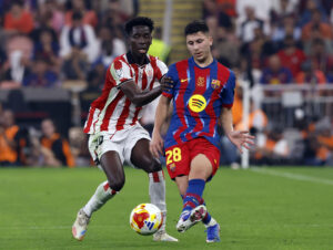 Roony Bardghji i færd med at slå en aflevering.