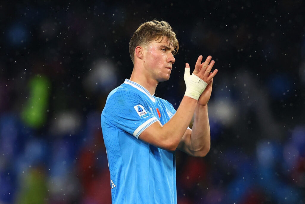 Rasmus Højlund klapper.