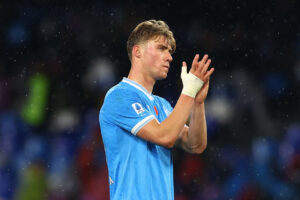 Rasmus Højlund klapper.