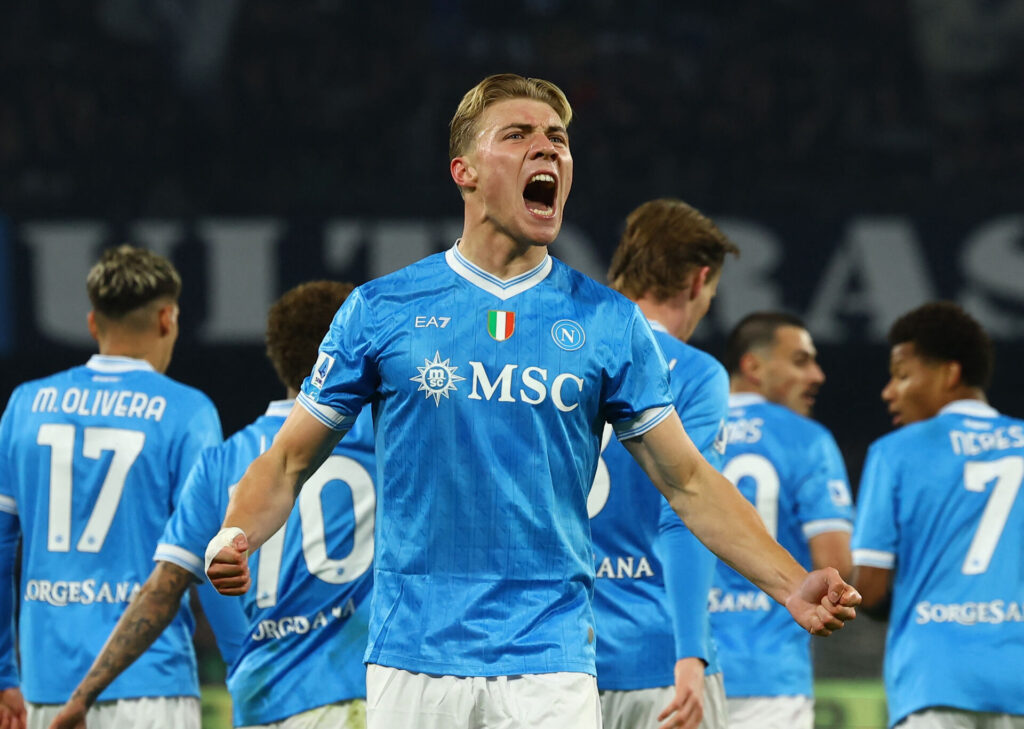 Rasmus Højlund juble rmed armene til siden og åben mund.