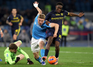 Rasmus Højlund i duel om bolden mod Parma.