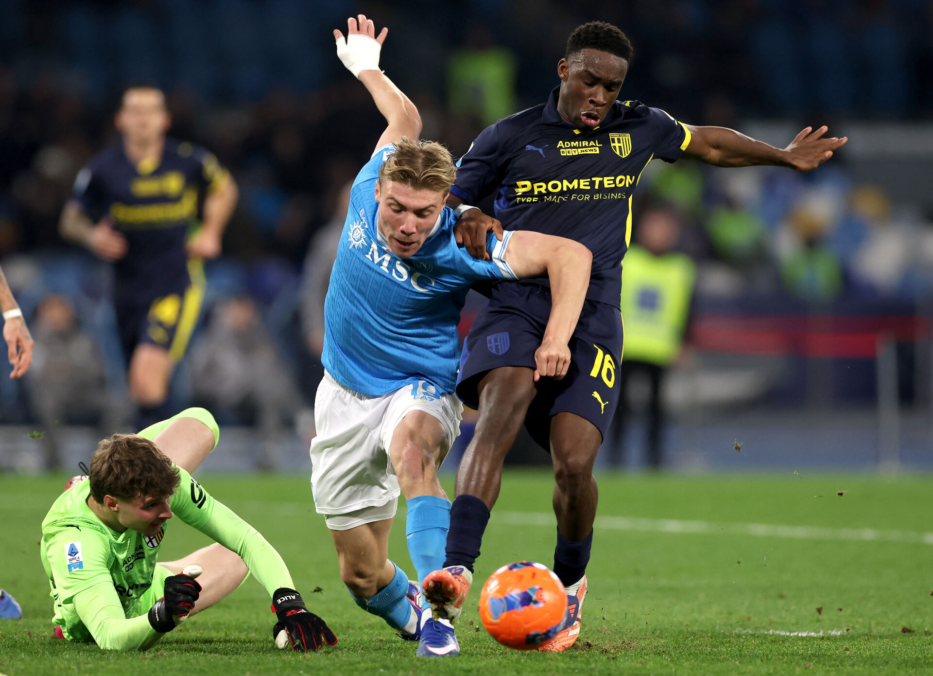 Dansker udskiftet tidligt: Højlund og Napoli dummer sig foto