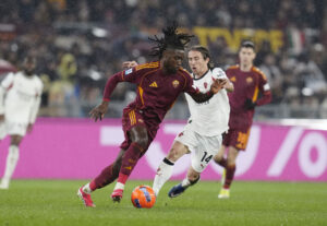 Manu Kone og Luka Modric i duel i opgøret mellem Roma og AC Milan.