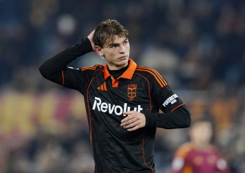 Nico Paz har hånden bag hovedet.