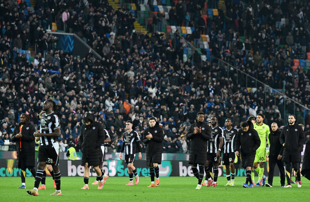 Udinese-spillerne der takker fansene.