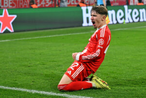 Bayern Münchens Lennart Karl fejrer en scoring på knæene